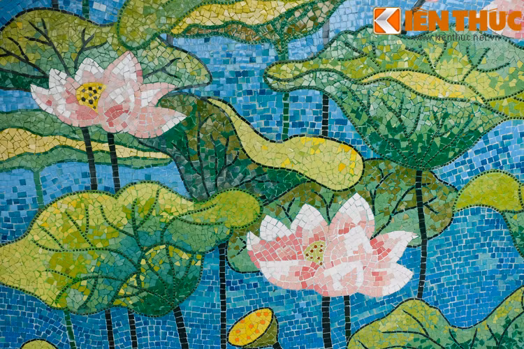 Bức tranh gốm sống động nhờ bàn tay khéo léo của người thợ gắn gốm.