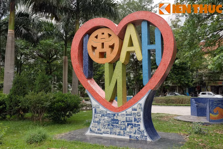 Hình ảnh mặt sau của Trái tim Tình yêu Hà Nội.