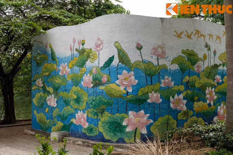 Hàng triệu viên gốm được sắp xếp khéo léo thành hình lá sen, hoa sen, hồ nước và bầu trời.