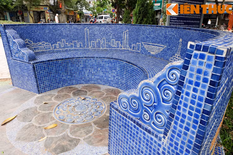 Thành ghế trang trí hình ảnh các công trình mang tính biểu tượng của Thủ đô như Chùa Một Cột, Khuê Văn Các, Cột cờ Hà Nội, phố cổ.