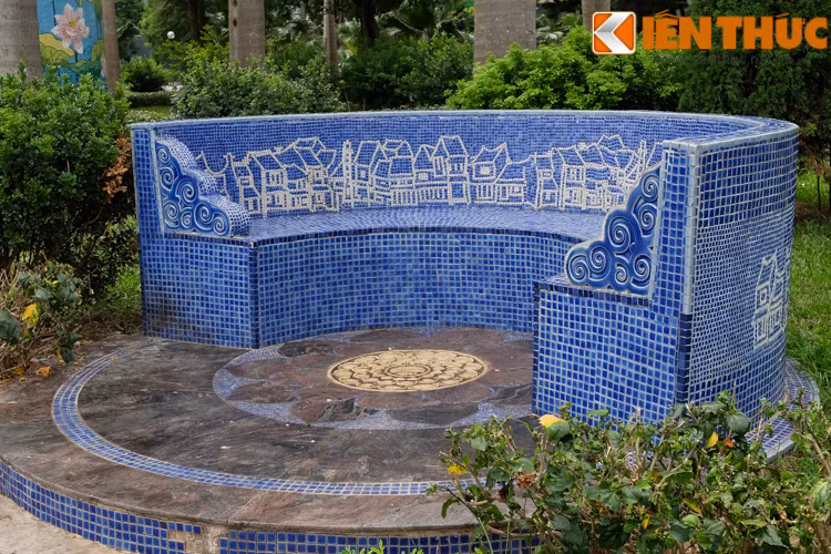 Những chiếc ghế độc lạ hình vòng cung được gắn gốm tinh tế, đẹp mắt.