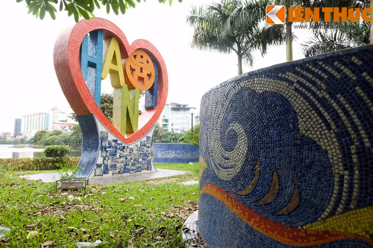 Anh: Dieu khac gom doc la ben ho Truc Bach vua dat giai quoc te-Hinh-2