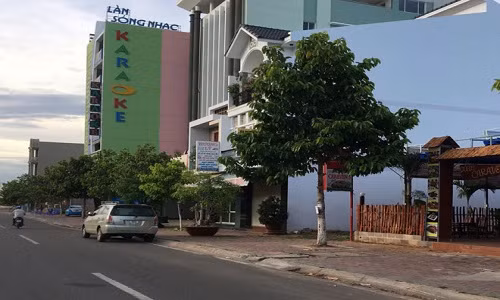 Bi dam tu vong vi treu 2 co gai truoc quan bar