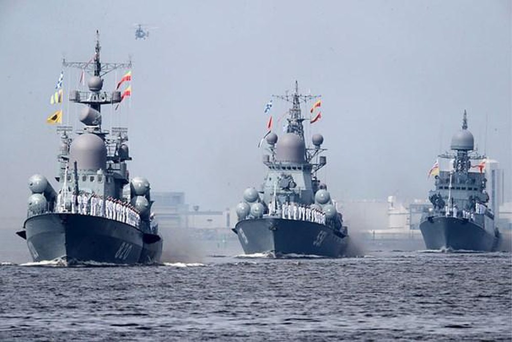 Tổng thống Nga nêu 3 nhiệm vụ ưu tiên hiện đại hóa Hải quân Nga, trước hết là duy trì tốc độ phát triển hiện nay với sự phối hợp giữa các cơ quan nhà nước và quân đội, cũng như của các tổ hợp công nghiệp và nghiên cứu khoa học của đất nước. Nhiệm vụ tăng cường khả năng chiến đấu cho Hải quân được Tổng thống Nga nhấn mạnh vào kế hoạch tiếp nhận các tàu khu trục và tàu ngầm được trang bị tên lửa siêu thanh Zircon, tàu hộ tống và tàu đổ bộ đa năng. Bên cạnh đó, ông Putin nhắc tới việc phát triển các lĩnh vực khác nhằm hỗ trợ cho phát triển hải quân.