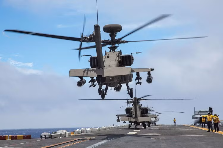 AH-64 có phi hành đoàn 2 người, chiều dài 17,7m đường kính rotor 16,4m, chiều cao 4,6m. Trọng lượng rỗng 5,1 tấn, trọng tải cất tối đa 9,5 tấn.