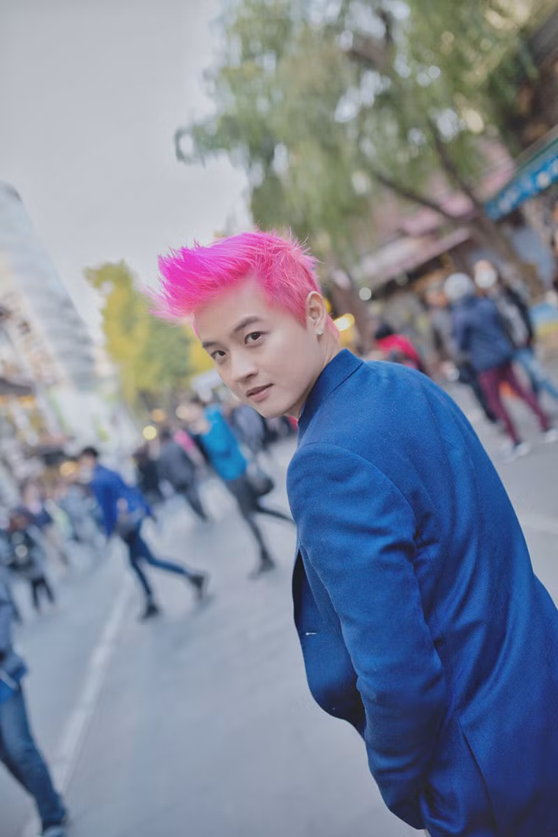 Thanh Duy Idol nổi bần bần giữa phố với mái tóc nhuộm hồng rực. Ảnh: thanhnien.