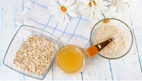 Sau đó, bạn mới cho các nguyên liệu còn lại vào và trộn cùng cho đều. Ảnh: myphamngoainhap.