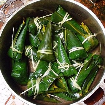 Theo truyền thống, người Tày sẽ làm món bánh đặc sản trong ngày đầy tháng hay thôi nôi của trẻ bất kể mùa nào. Ảnh: blogspot.