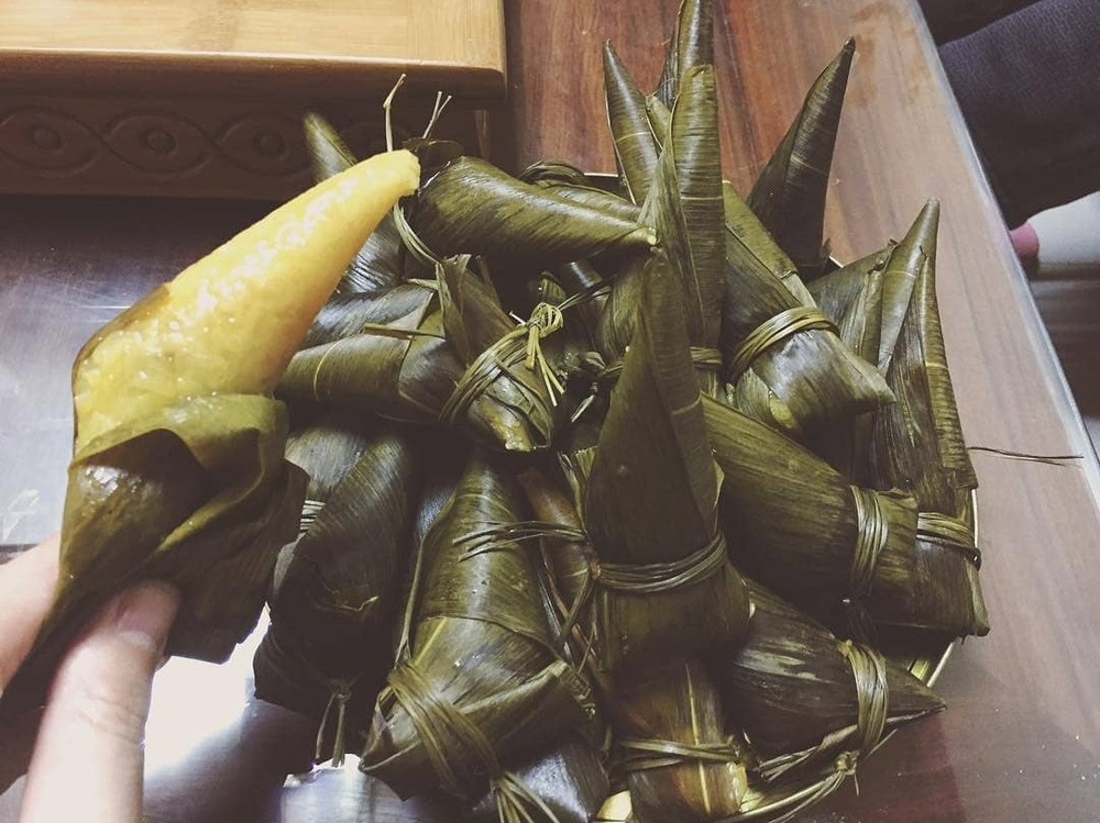 Bánh sau khi gói xong được xâu thành chùm hoặc để rời từng chiếc, xếp vào nồi đổ ngập nước, rồi bắc lên bếp luộc trong 2 tiếng. Ảnh: yan.