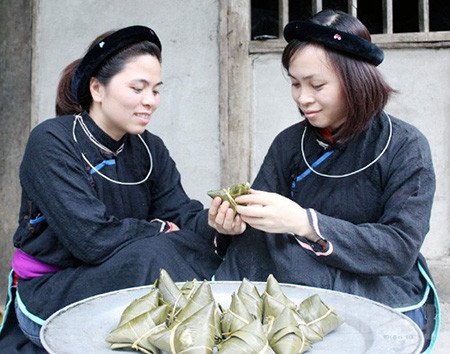 Bánh cooc mò thường có quanh năm, được bày bán nhiều thành từng chùm, từng cặp trong các dịp chợ phiên. Ảnh: bacgiang.