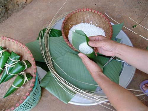 Bánh cooc mò được làm từ là gạo nếp, không nhân, bọc trong lá dong (hoặc lá chuối), cuốn thành hình chóp nhọn giống chiếc sừng bò. Ảnh: dantocmiennui.