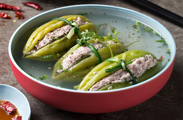 Khi hỗn hợp đã được xay nhuyễn, bạn cho thêm trứng vịt, nấm mèo vào trộn đều. Ảnh: tgdd.