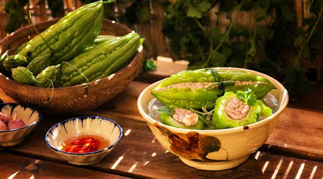 Cuối cùng, bạn nấu nước sôi và cho khổ qua nhồi thịt cùng nấm vào, vặn lửa nhỏ hầm cho đến khi khổ qua mềm hẳn. Ảnh: cooky.