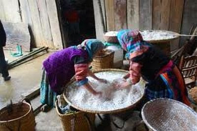 Bánh có thể thái mỏng và nướng trên than củi, cũng có thể thái chỉ, nấu với đường ăn rất mát, nước dùng như nước bánh trôi. Ảnh: blogspot.