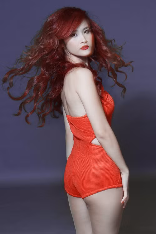 Bộ đồ khoe gần hết vòng 3 của Đông Nhi khiến khán giả “choáng váng”. Ảnh: blogspot.