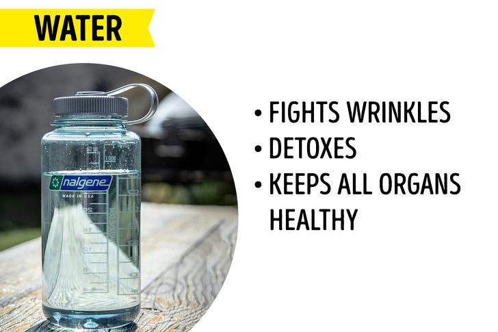 Uống nước là một cách để cơ thể được hydrat hóa. Uống nước cũng giúp chúng ta loại bỏ các độc tố có hại ra khỏi cơ thể và giữ cho chúng ta trông tươi trẻ.