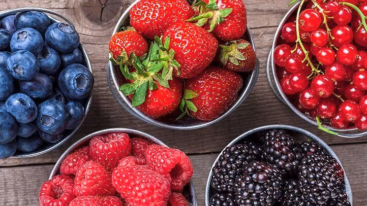 Các loại quả mọng như dâu tây, quả mâm xôi, quả việt quất cũng rất hữu ích trong việc giảm nguy cơ mắc bệnh ung thư gan. Ảnh: everydayhealth.