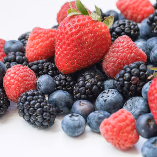 Axit ellagic, một phân tử có mặt rất nhiều trong hầu hết các loại quả mọng, có tác dụng chống oxy hóa rất tốt, từ đó giúp giữ gìn sức khỏe và giảm nguy cơ ung thư. Ảnh: nutritionfacts.