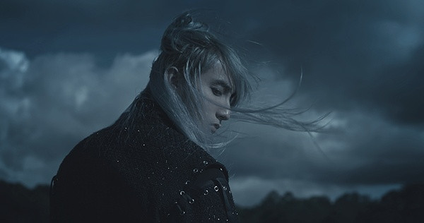 Sơn Tùng M-TP trông khá lạ lẫm với mái tóc dài bạch kim khi thực hiện MV “Lạc trôi”. Ảnh: tiin.