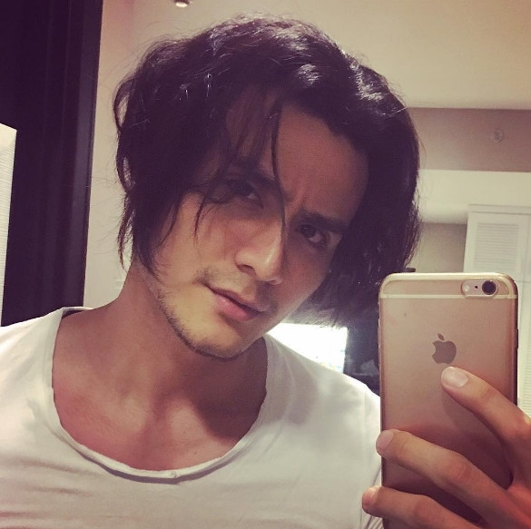 Vĩnh Thụy với mái tóc dài khác hoàn toàn với hình tượng "soái ca" thường thấy của anh chàng. Ảnh: yan.