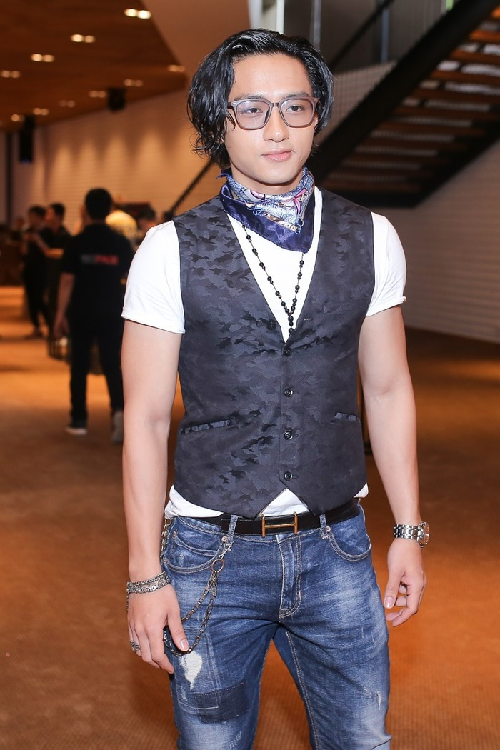 Hữu Vi rõ ràng mất hết vẻ soái ca khi để mái tóc vừa dài vừa xoăn vừa bóng dầu như thế này. Ảnh: yan.