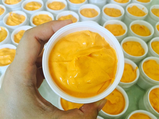 Gừng có tính nóng, khi kết hợp với những nguyên liệu khác như muối biển, ngải cứu, rượu, vitamin E,...sẽ có công dụng ngăn ngừa và đốt cháy mỡ rất hiệu quả. Ảnh: phunuonline.