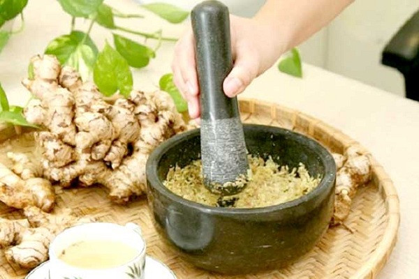 Cuối cùng, bạn đợi lọ cốt gừng 150ml và lọ sáp nhũ hóa nguội đến khoảng 50 độ thì cho tất cả vào và khuấy đều tay trong 20 phút rồi để nguội. Ảnh: giammoantoan.