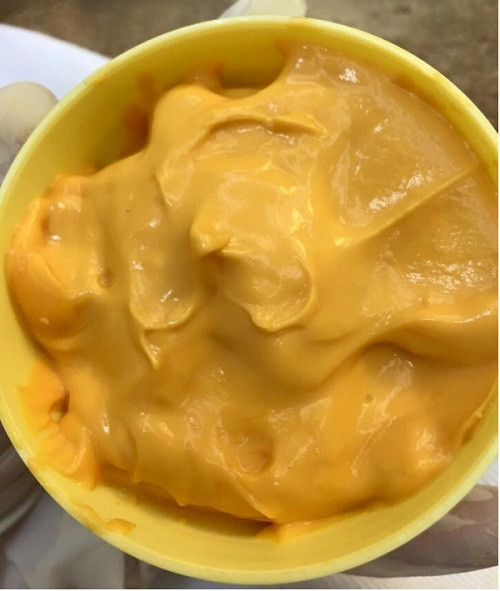 Sau vài giờ hỗn hợp sẽ cô đặc lại dạng kem và bạn chỉ việc chiết rót vào lọ bảo quản và sử dụng dần. Ảnh: giammobungtainha.