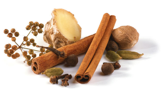 Đầu tiên, bạn cho 1 gram muối, ngải cứu và 1 củ gừng lớn băm nhỏ vào sao rồi cho 2 lít nước vào nấu cho đến khi cạn còn 1,5 lít thì lọc nước cốt bỏ xác. Ảnh: mogo.