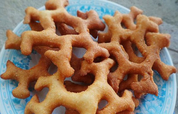 Bột gạo nếp đem trộn với trứng gà cùng men rượu rồi đem giã quyện. Ảnh: daylambanh.