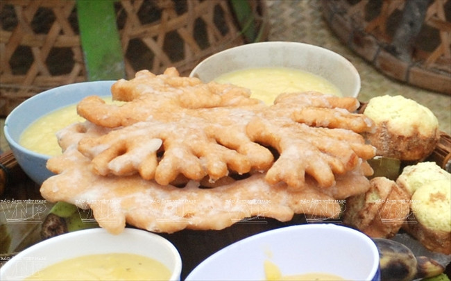 Sau khi bột được giã trộn thật dẻo, đồng bào Chăm sẽ lấy lên từng nắm và bắt đầu nặn. Ảnh: diadiemdulich.