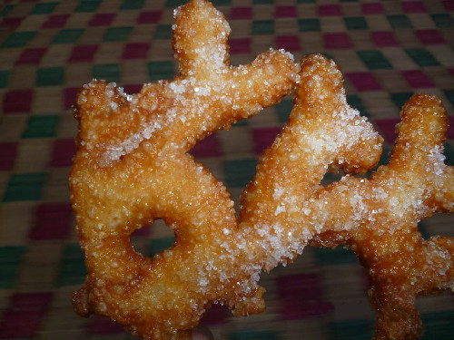 Bánh củ gừng sau khi chiên dầu được nhúng vào nước đường để bánh bóng mịn và không bị cong. Ảnh: vnecdn.