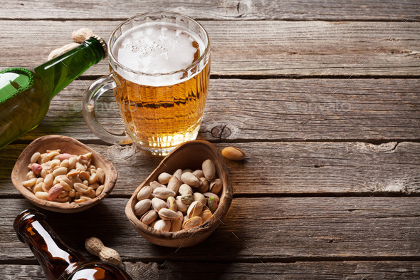 Bạn cũng không nên uống bia cùng với các loại hạt bởi cả hai đều có thể gây mất nước. Ảnh: envato.