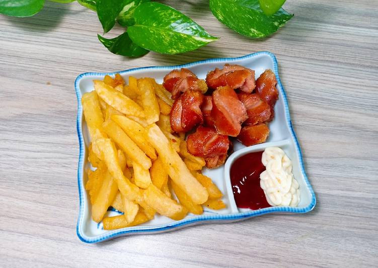 Xúc xích và khoai tây chiên - món ăn yêu thích của rất nhiều người, nhất là nhiều bạn trẻ - cũng là sự kết hợp không lành mạnh. Ảnh: cpcdn.