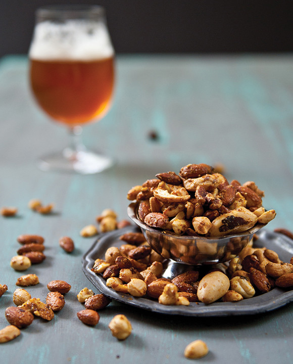 Nếu bạn tiêu thụ chúng cùng nhau sẽ làm cạn kiệt nước trong cơ thể bạn. Bạn có thể bị khát nước đến mức uống rất nhiều bia để thỏa mãn cơn khát đó. Ảnh: imbibemagazine.