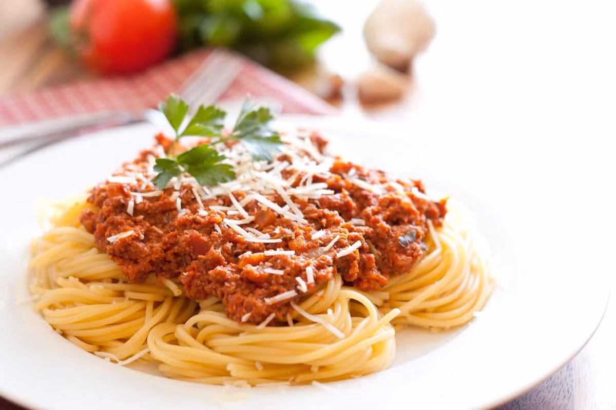 Thịt và pasta cũng không nên ăn cùng nhau. Ảnh: cookingclassy.