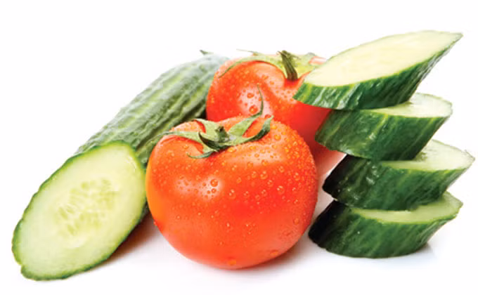 Cà chua và dưa chuột không nên ăn cùng nhau bởi chúng có thời gian tiêu hóa khác nhau. Ảnh: nilp.
