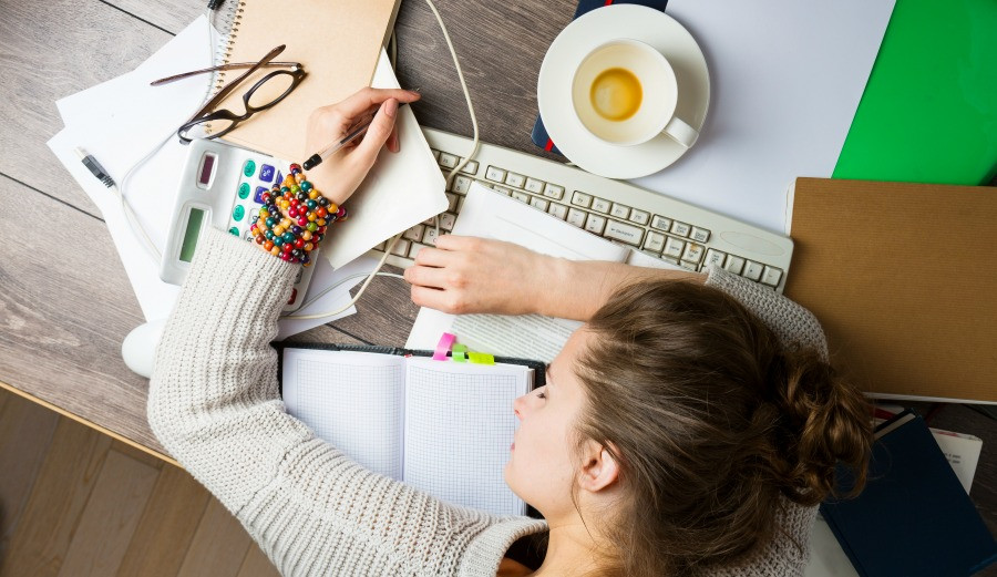 Ngoài biểu hiện là những cơn đau, ung thư buồng trứng còn có một số dấu hiệu khác như táo bón, chướng bụng, đi tiểu thường xuyên, mệt mỏi, sút cân không rõ nguyên nhân. Ảnh: hellobacsi.