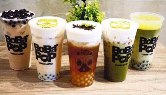 Mỗi cốc trà sữa có dung tích khác nhau, thậm chí có cốc trà sữa có dung tích lên tới 500ml hay 750ml. Vì vậy, muốn không bị béo mà vẫn thỏa mãn “cơn khát” trà sữa của mình, bạn chỉ nên lựa chọn size nhỏ để uống. Ảnh: foody.