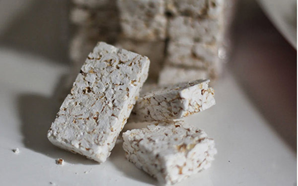 Bánh nổ không chỉ là món bánh đặc sản, nó còn là kỷ niệm tuổi thơ của nhiều người miền Trung. Ảnh: poliva.