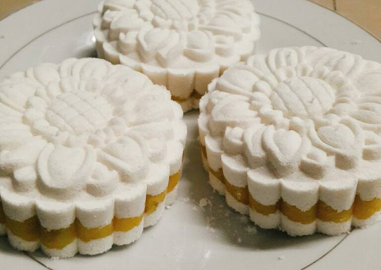 Bánh in thường có hình tròn, tượng trưng cho sự đầy đủ, trọn vẹn, đoàn viên của gia đình. Bánh có vị ngọt, màu sắc sặc sỡ tuy nhiên bánh rất dễ vỡ. Ảnh: cpcdn.