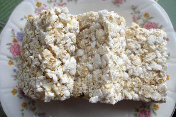 Loại bánh này có vị ngọt thanh, thơm mùi gừng và đường nâu, bánh rất giòn, nhai rất vui miệng. Ảnh: ivivu.