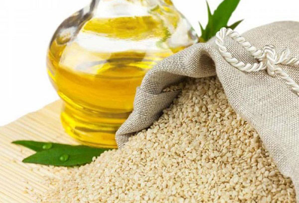 Dầu mè chứa hàm lượng vitamin E cao hơn hầu hết các loại dầu khác. Nó là một chất giữ ẩm tuyệt vời cho làn da khô. Ảnh: nakydaco.