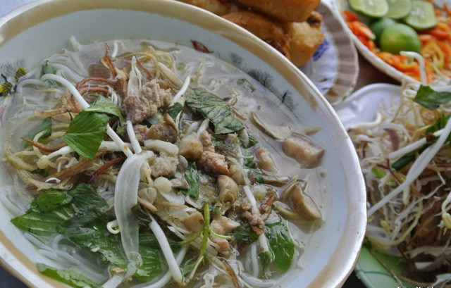 Để làm được món bún tức lọ, trước tiên, phần nước lèo phải được nấu từ mắm bò hóc - món mắm ngon của người đồng bào dân tộc Khmer. Ảnh: dacsanhuongda.