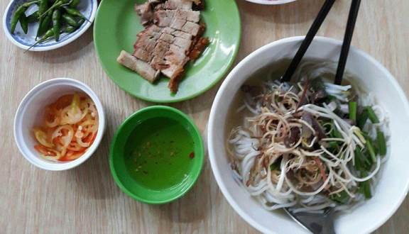 Bún tức lọ thường ăn chung với thịt heo quay, bánh cống, chả giò, bắp chuối, rau muống bào, rau thơm, hẹ...Ảnh: foody.