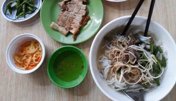 Bún tức lọ thường ăn chung với thịt heo quay, bánh cống, chả giò, bắp chuối, rau muống bào, rau thơm, hẹ...Ảnh: foody.