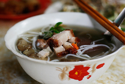 Để món bún tức lọ đậm đà, dậy vị, cần cho thêm gia vị, chờ nước lèo sôi lên, vớt bọt kỹ. Ảnh: eva.