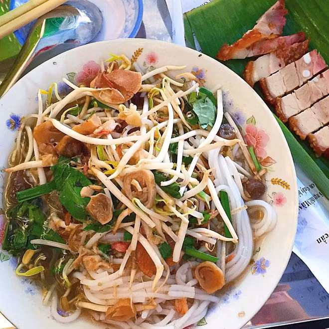 Cá, tép được chà thịt cho tơi rồi trộn chung với sả, ớt, một ít riềng băm nhuyễn và xào cho thấm rồi cho lại vào nồi nước lèo. Ảnh: zadn.