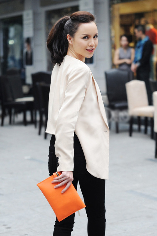 Dù trán dô nhưng Á hậu Ngọc Oanh vẫn toát lên khí chất thông minh và thần thái hút hồn. Ảnh: eva.