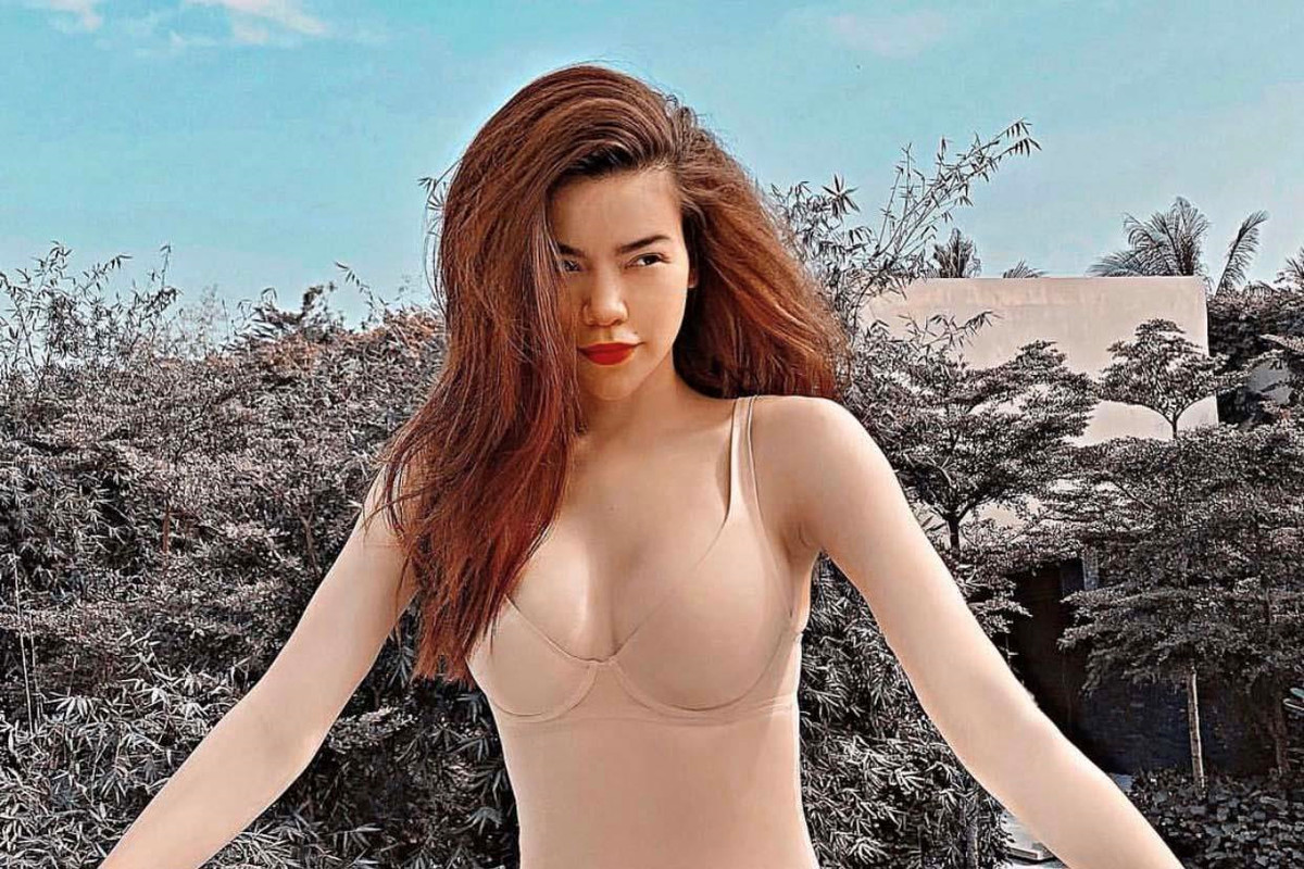 Hồ Ngọc Hà khoe vòng 1 căng đầy trong thiết kế bikini màu nude. Ảnh: zing.